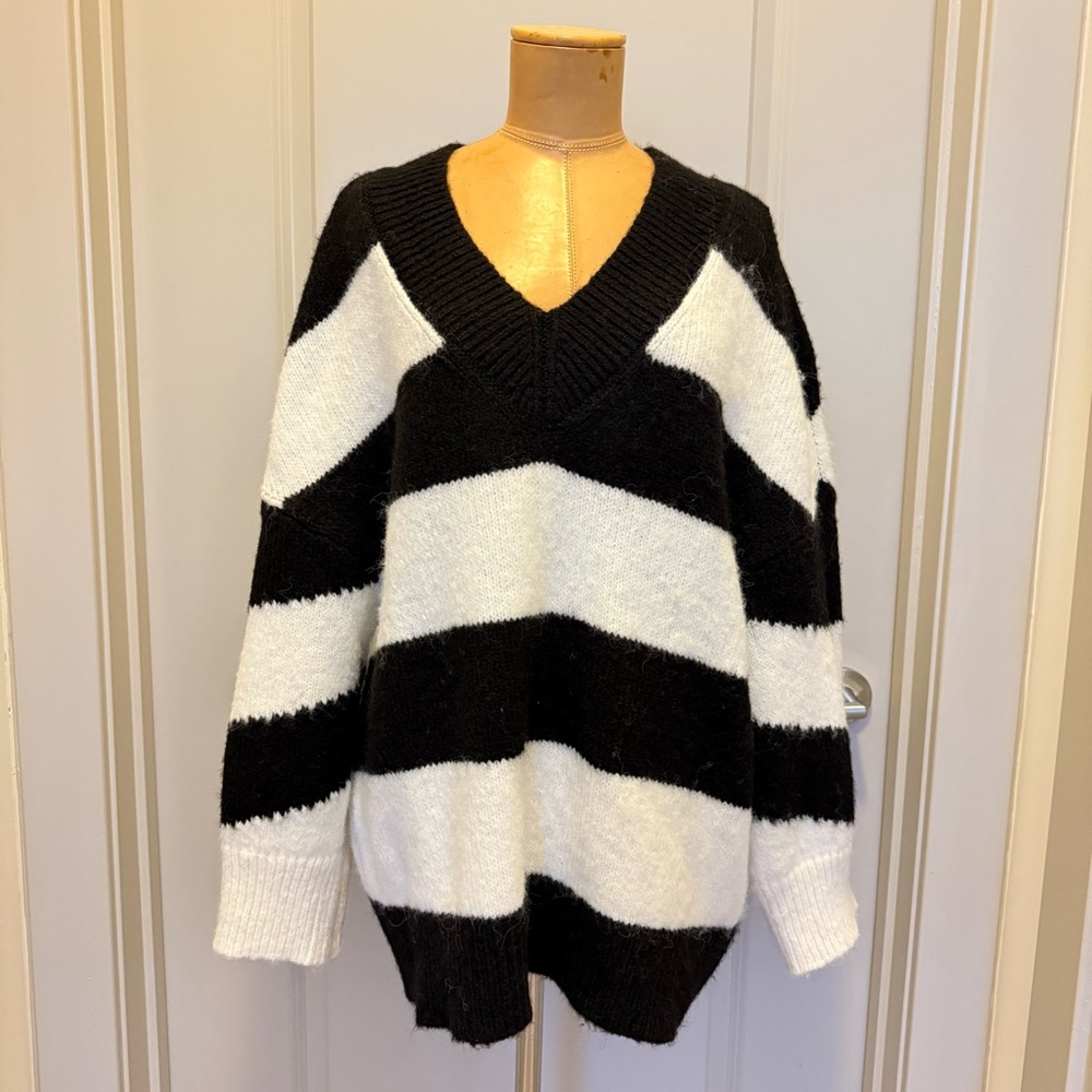 EXPRESS Black and White Striped Women's Sweater
